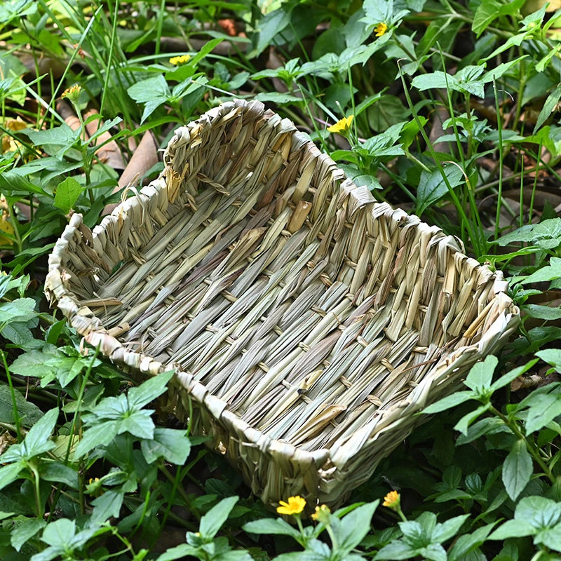 Handcraft Woven Grass Hamster Nest Rabbit House Cage Natural Grass Bed Nest for Guinea Pigs Chinchillas Small Pets Chew Toys