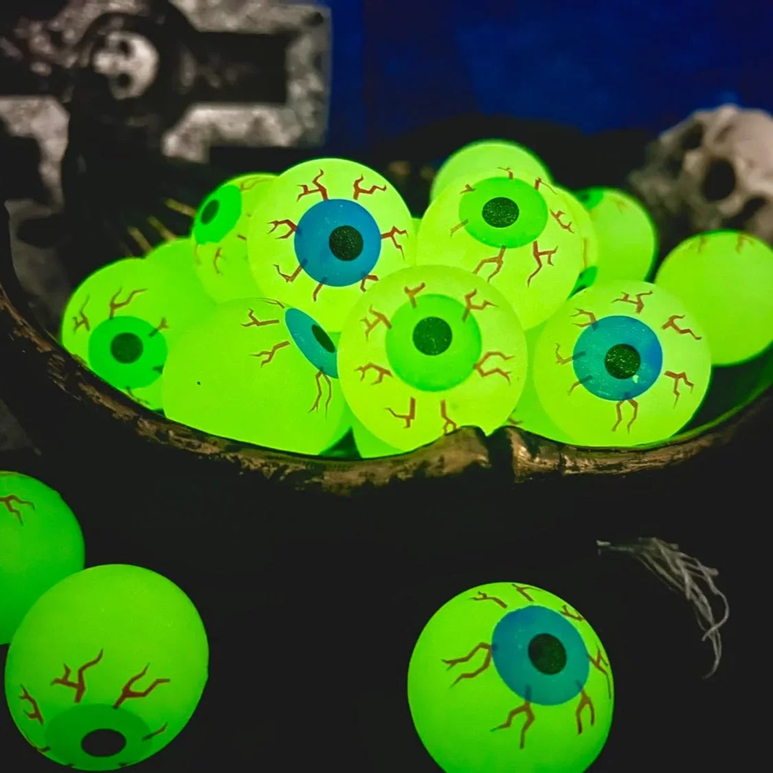 10pcs Glow in The Dark Eyeball 32MM Bouncy Ball Halloween Supplies Toys Horror Luminous Scary Ball Kids Toys Gift Fake Eyeballs